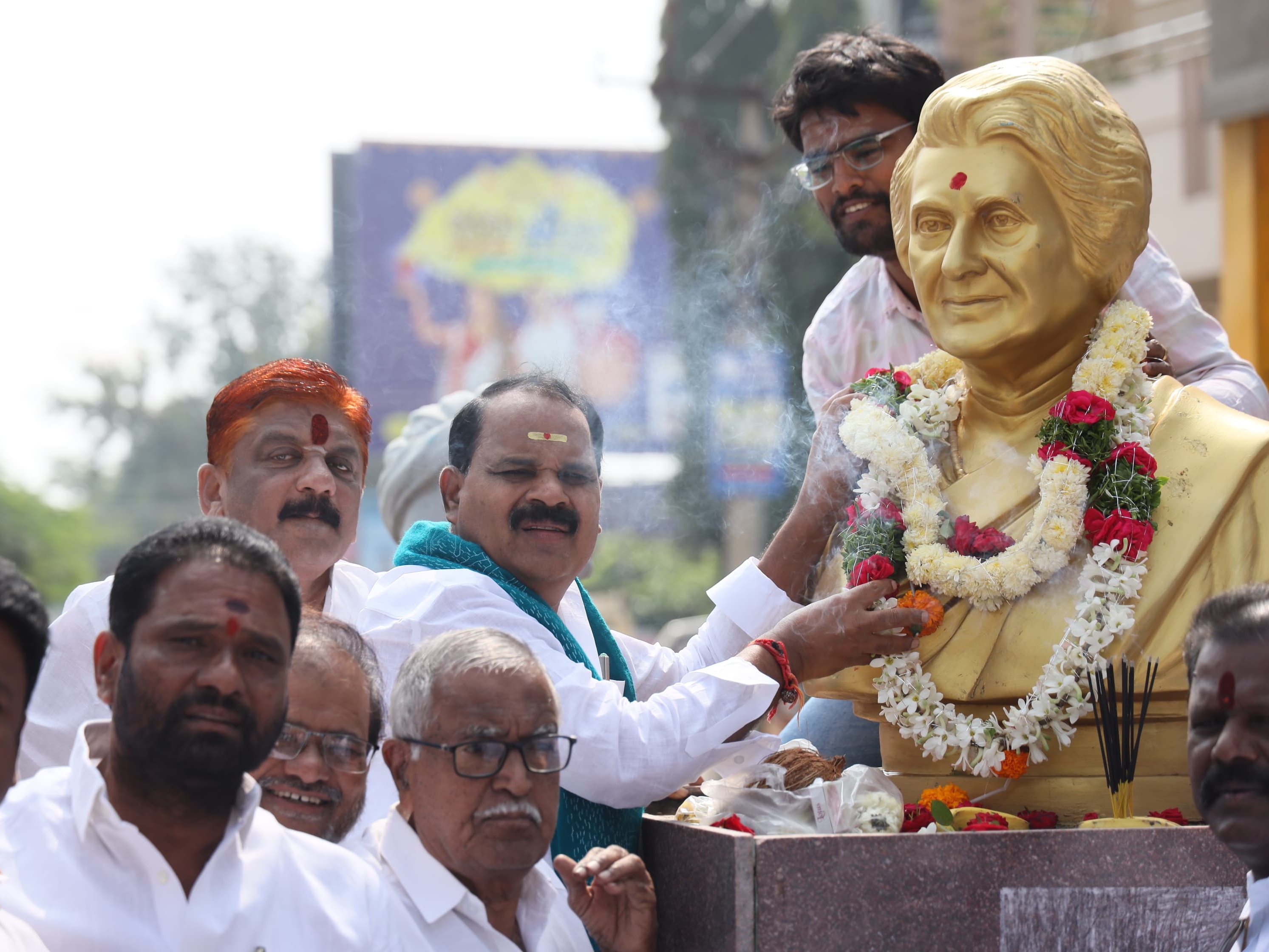 ఇందిర గాంధీ సేవలు మరువలేనివి : ఎమ్మెల్యే వీర్ల పల్లి శంకర్  నివాళి