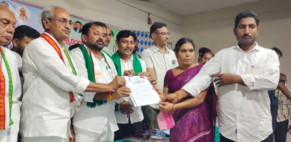 జూలూరుపాడు మండలంలో ఇందిరమ్మ ఇండ్ల పట్టాల పంపిణీ చేసిన వైరా ఎమ్మెల్యే రాందాస్ నాయక్