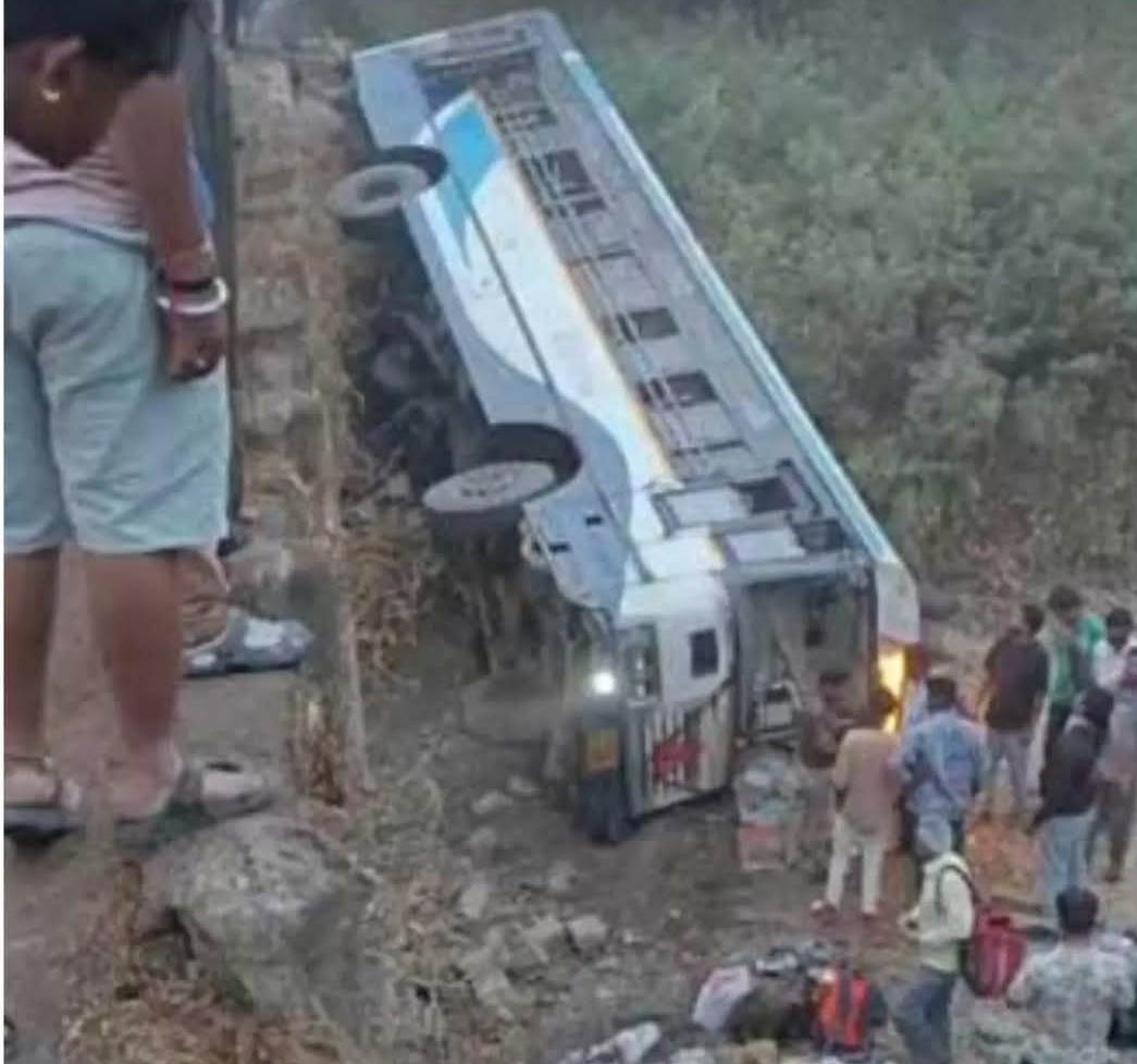 అదుపు తప్పి బ్రిడ్జిపై నుంచి కింద పడ్డ ఆర్టీసీ బస్సు