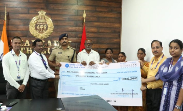 రోడ్డు ప్రమాదంలో మరణించిన పోలీస్ కానిస్టేబుల్ కుటుంబానికి కోటి రూపాయల చెక్కును అందజేసిన జిల్లా ఎస్పీ రోహిత్ రాజు ఐపిఎస్