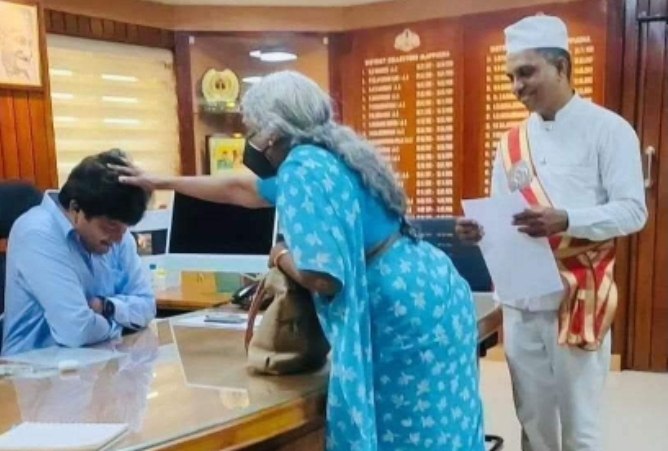 స్వయంగా మహిళ సమస్యను పరిష్కరించిన అలెప్పీ జిల్లా కలెక్టర్ కృష్ణతేజ