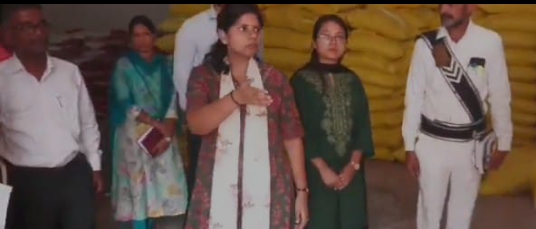 అంకాపూర్ గ్రామ సహకార సంఘం ఎరువుల గోదామును ఆకస్మిక తనిఖీ చేసిన జిల్లా కలెక్టర్