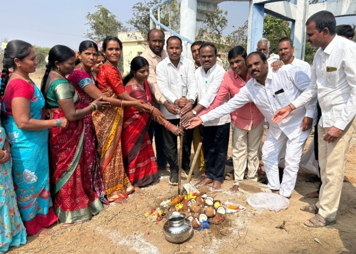 మహిళా సంఘ భవనానికి భూమి పూజ చేసిన సర్పంచ్ గీత వీరేశం గుప్త
