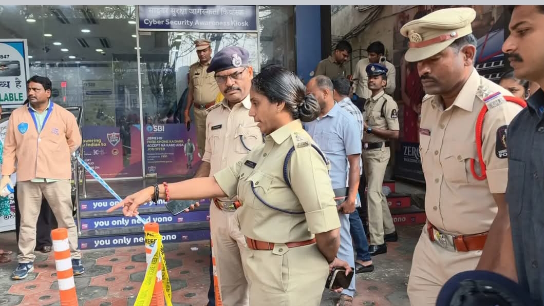 హైదరాబాద్ కోఠిలోని బ్యాంక్ స్ట్రీట్&zwnj;లో కాల్పుల కలకలం.. 