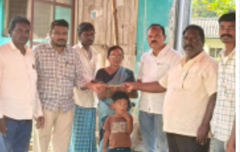 సోమందల లక్ష్మిదశదిన కర్మ కార్యక్రమానికి ఆర్థిక సహాయం అందజేసిన మైనార్టీ నాయకులు షేక్ గౌసుద్దీన్