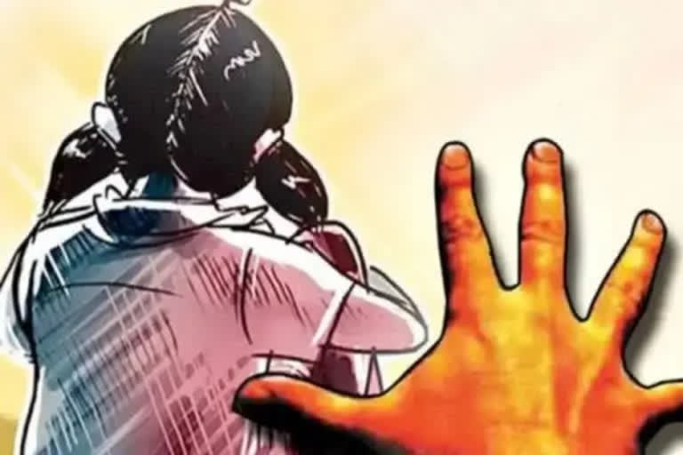 మైనర్&zwnj;పై సబ్&zwnj; ఇన్&zwnj;స్పెక్టర్&zwnj; అత్యాచారం