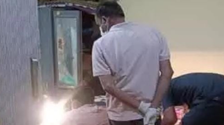 పక్కా సమాచారంతో  తాళాలు పగలగొట్టి దోచుకెళ్లారు