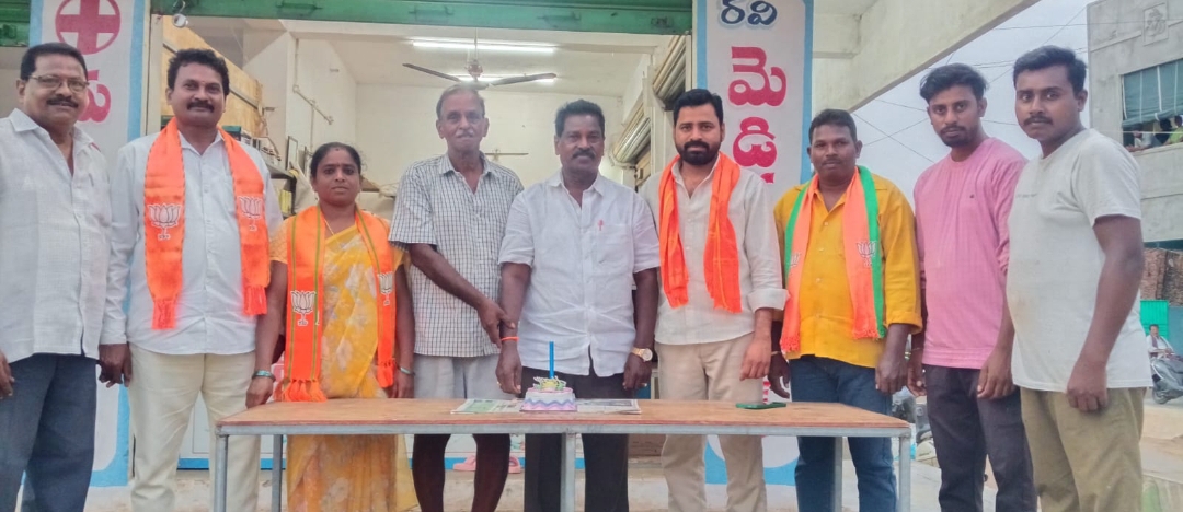 దమ్మపేటలో ఘనంగా బిజెపి నాయకులు తాండ్ర వినోద్ రావు పుట్టినరోజు వేడుకలు