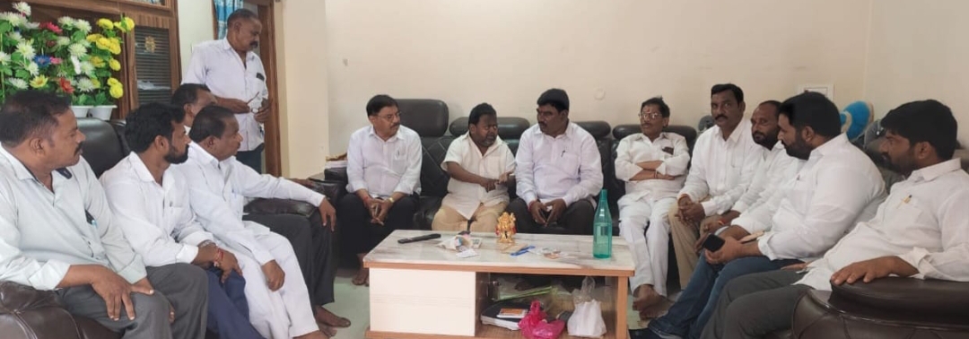 సీనియర్ అడ్వకేట్ గంగాధర్ ను పరామర్శించిన రాష్ట్ర మార్క్ ఫెడ్ మాజీ డైరెక్టర్ కొత్వాల