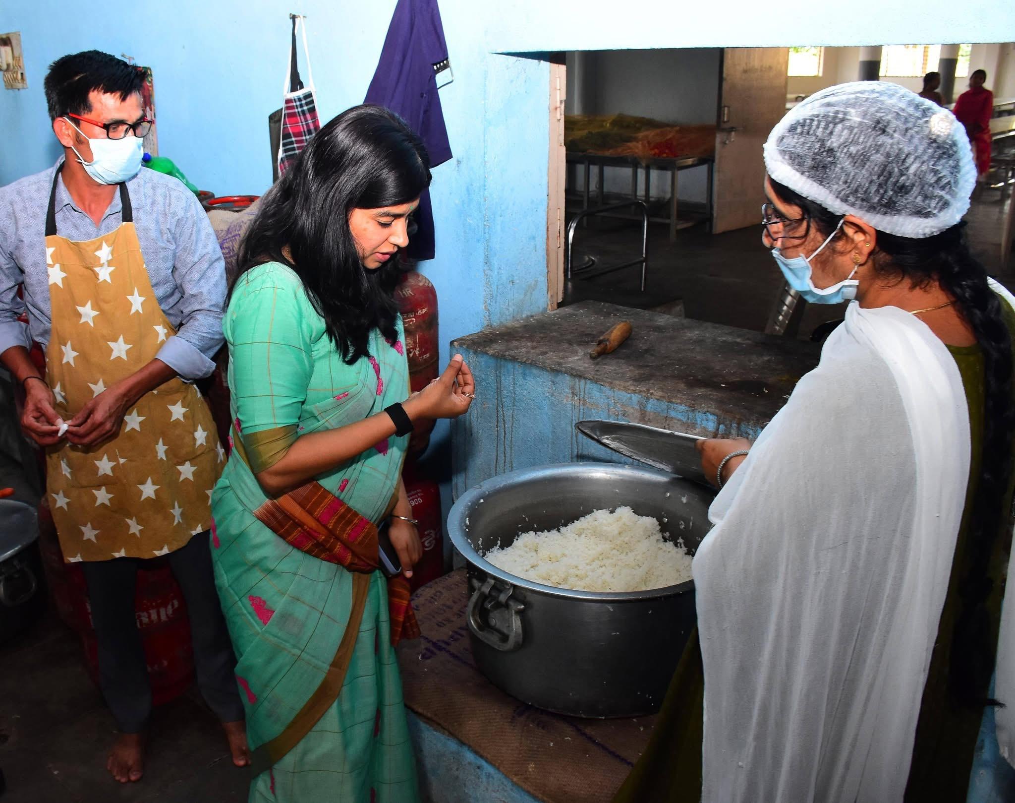 ఎల్లారెడ్డిపేట దుమాల ఏకలవ్య మోడల్ రెసిడెన్షియల్ స్కూల్ లో ఆకస్మిక తనిఖీ చేసిన సిరిసిల్ల జిల్లా కలెక్టర్ గరిమ అగ్రవాల్