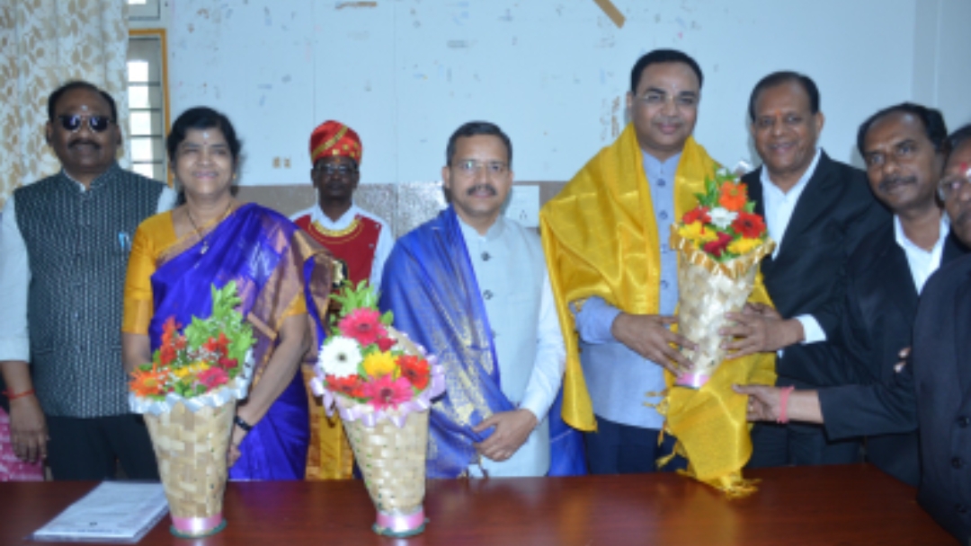 హైకోర్టు న్యాయమూర్తులకు ఘన స్వాగతం పలికిన జిల్లా ఉన్నతాధికారులు
